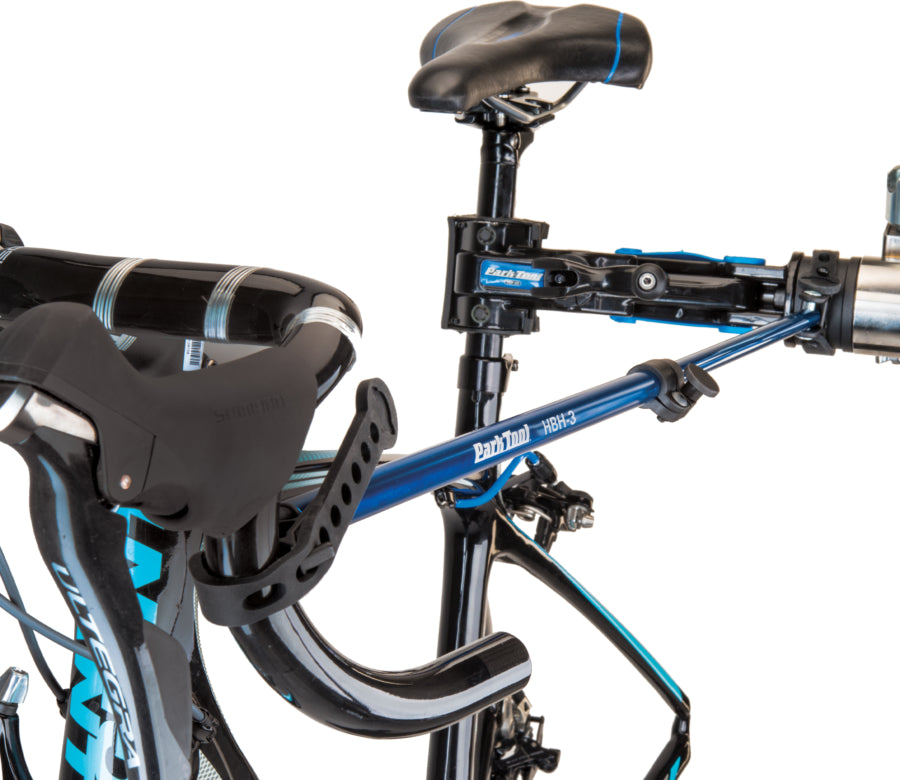 Park Tool HBH-3 sujetando el manillar de carretera de una bicicleta en un soporte de reparación