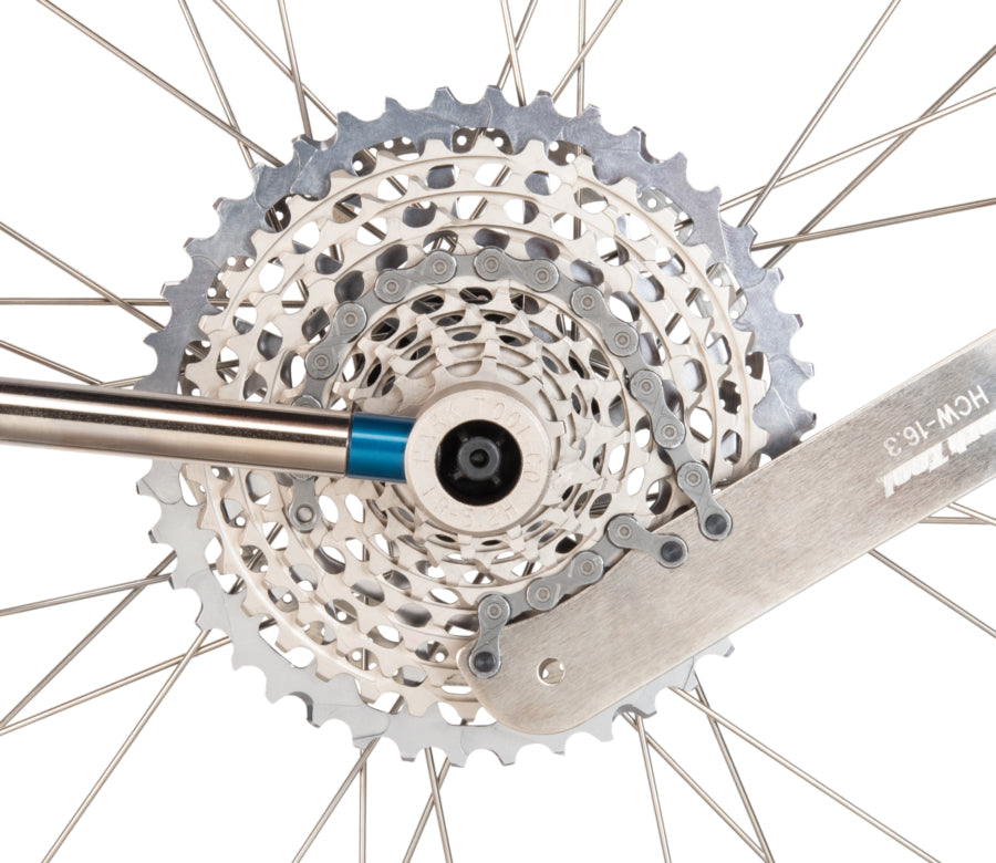 Park Tool HCW-16.3 aflojando el anillo de cierre de un cassette