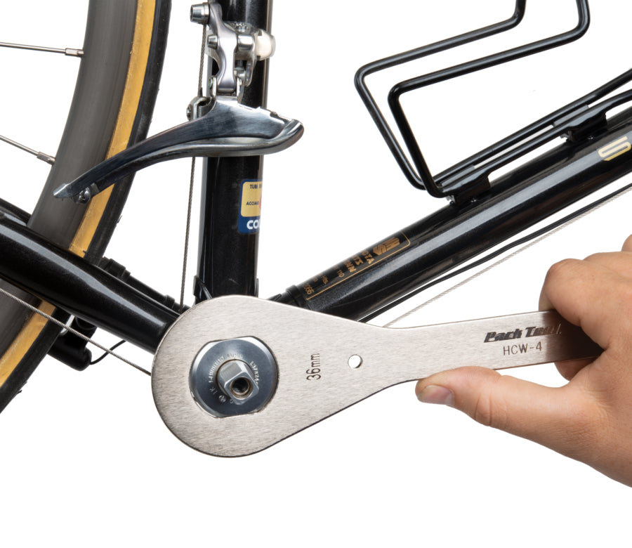 Park Tool HCW-4, extremo con caras planas de 36 mm apretando una cazoleta