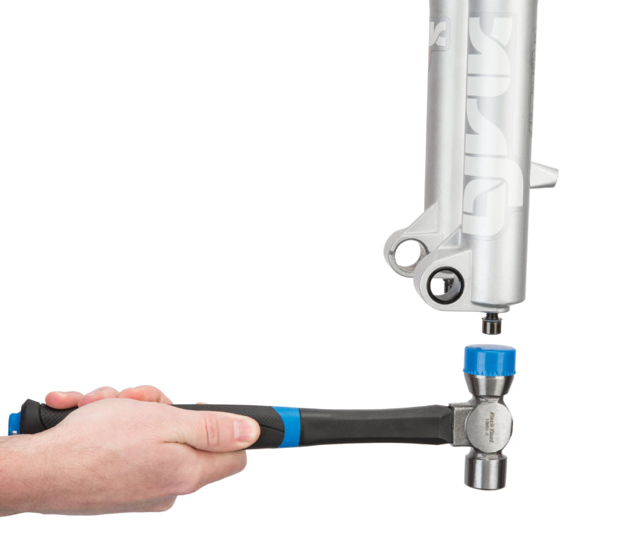 Park Tool HMR-8 desmontando las cazoletas de la dirección con la cara de material compuesto