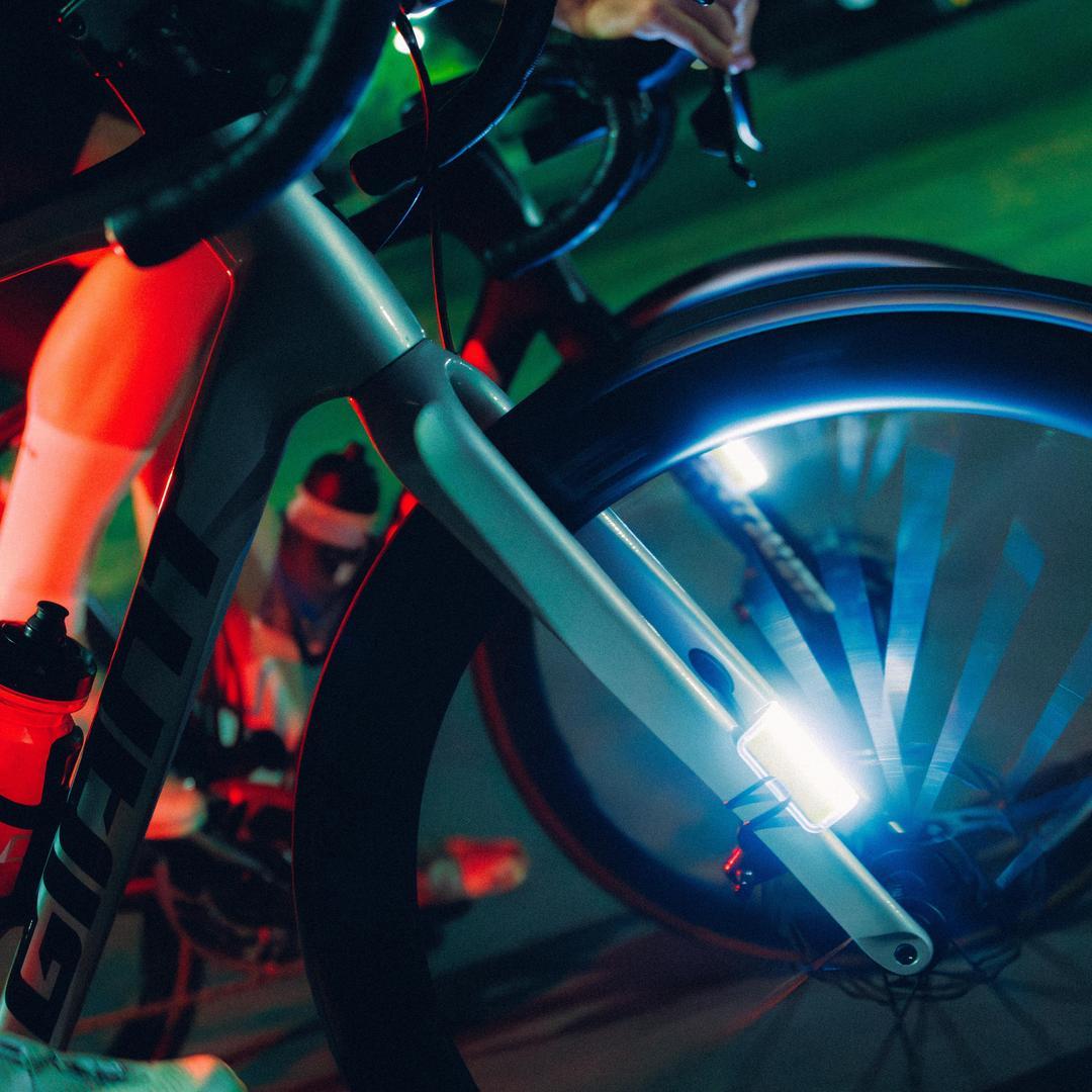 Luz delantera Knog Cobber Reflex montada en la bicicleta