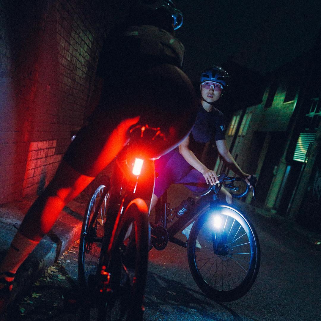 Juego de luces Knog Cobber Reflex Twinpack, delantera y trasera montadas en la bicicleta