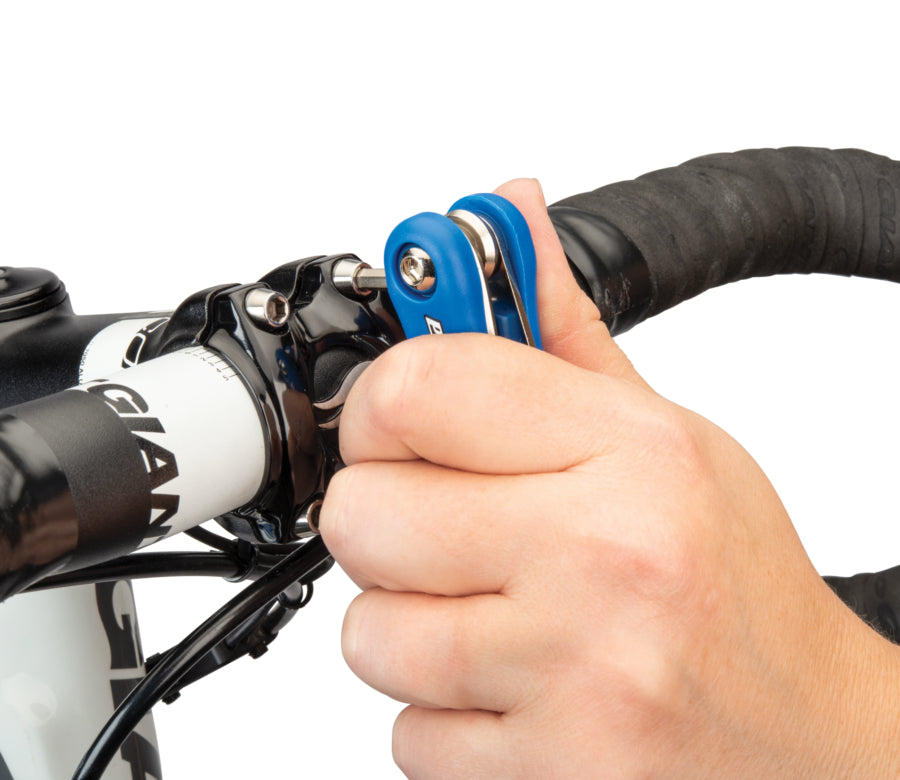 Park Tool MTC-10 aflojando los tornillos de una potencia