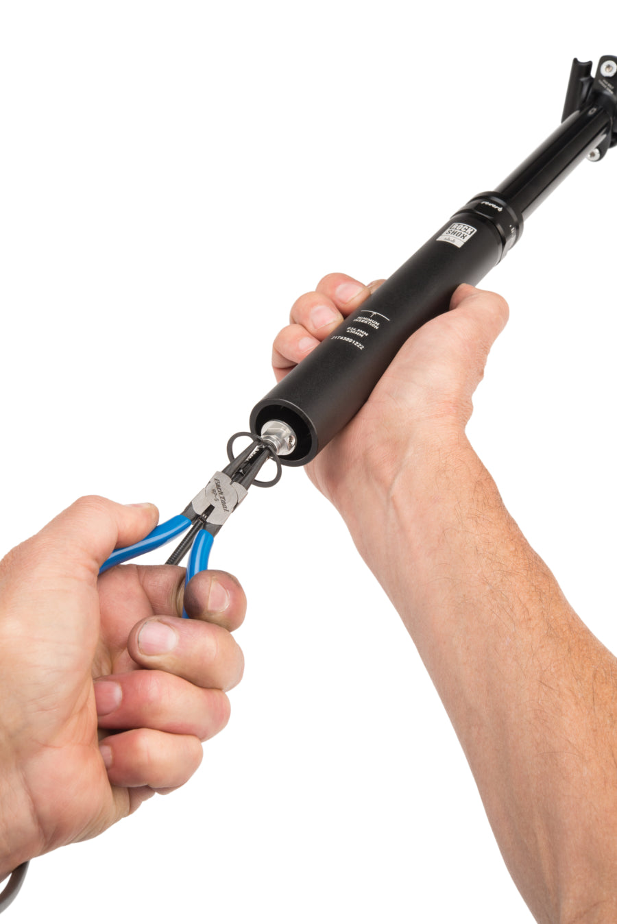 Park Tool RP-5 retirando un circlip de una tija RockShox Reverb