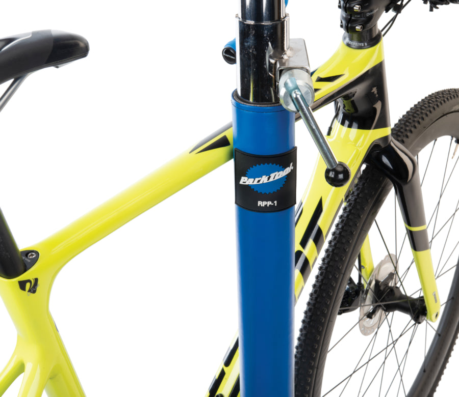 Park Tool RPP-1 con una bicicleta apoyada contra el soporte de reparación