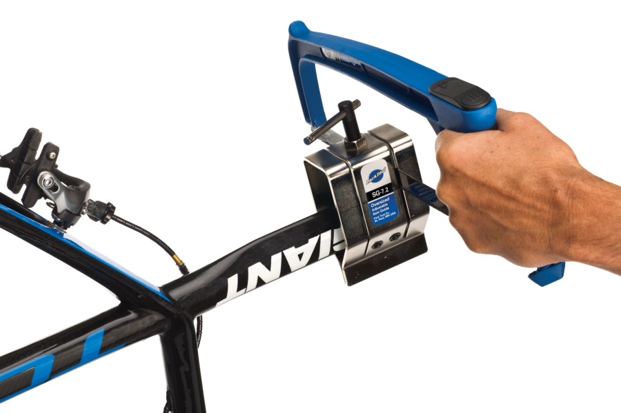 Park Tool SG-7.2 fijado a una tija de sillín aerodinámica durante el corte