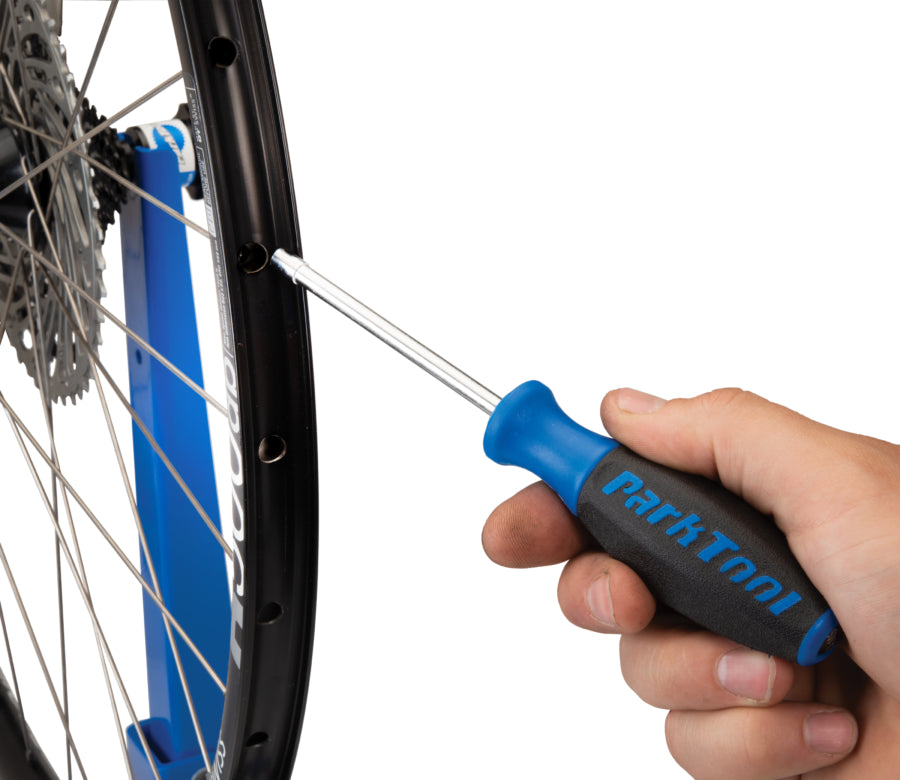 Park Tool SW-17 introducida en una llanta para alcanzar una cabecilla interna