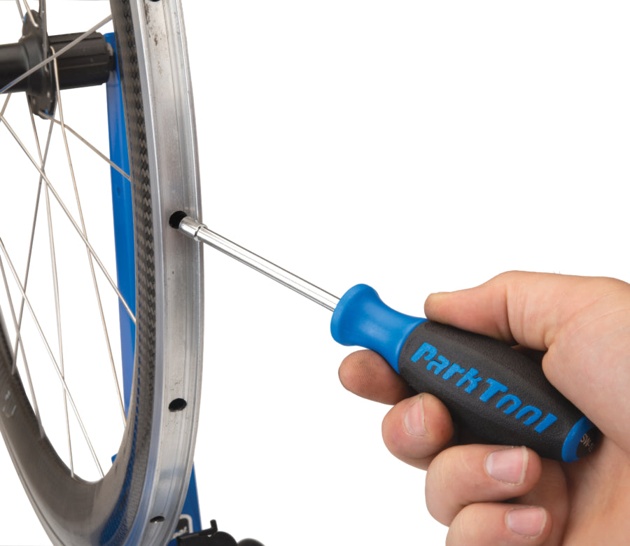 Park Tool SW-19 introducida en una llanta para alcanzar una cabecilla interna