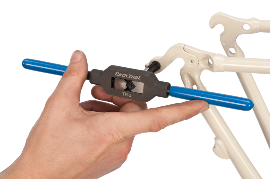 Park Tool TH-2 accionando un macho TAP-10 en una patilla de cambio
