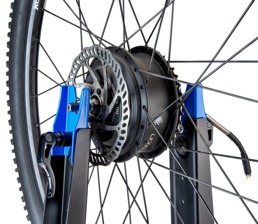 Park Tool TS-4EB sujetando una rueda de bicicleta eléctrica