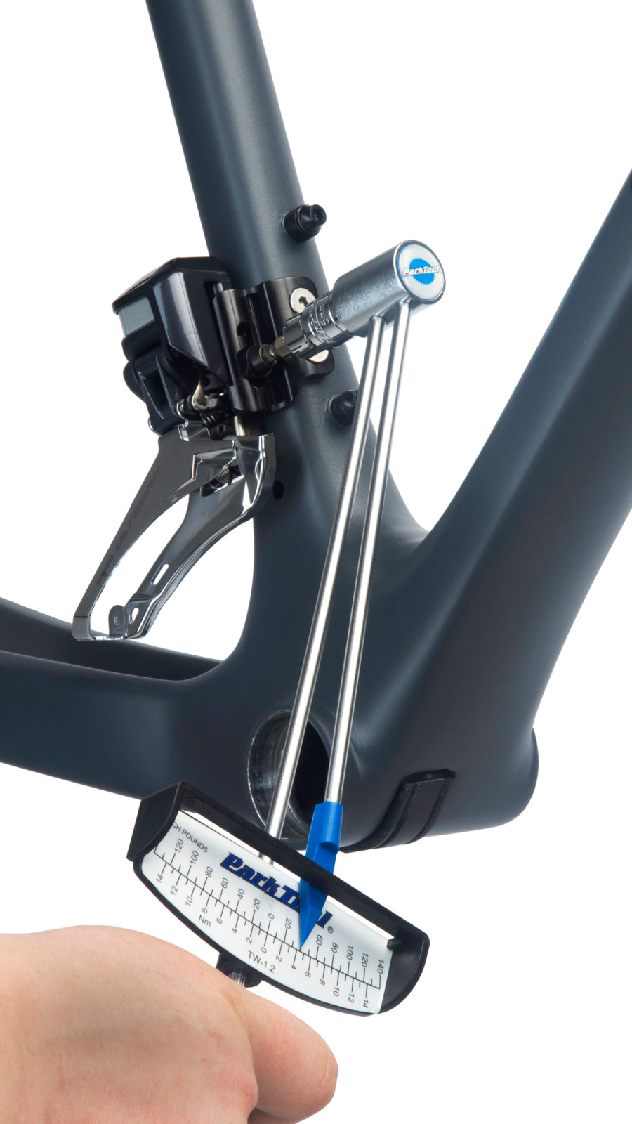 Park Tool TW-1.2 apretando un tornillo del desviador delantero