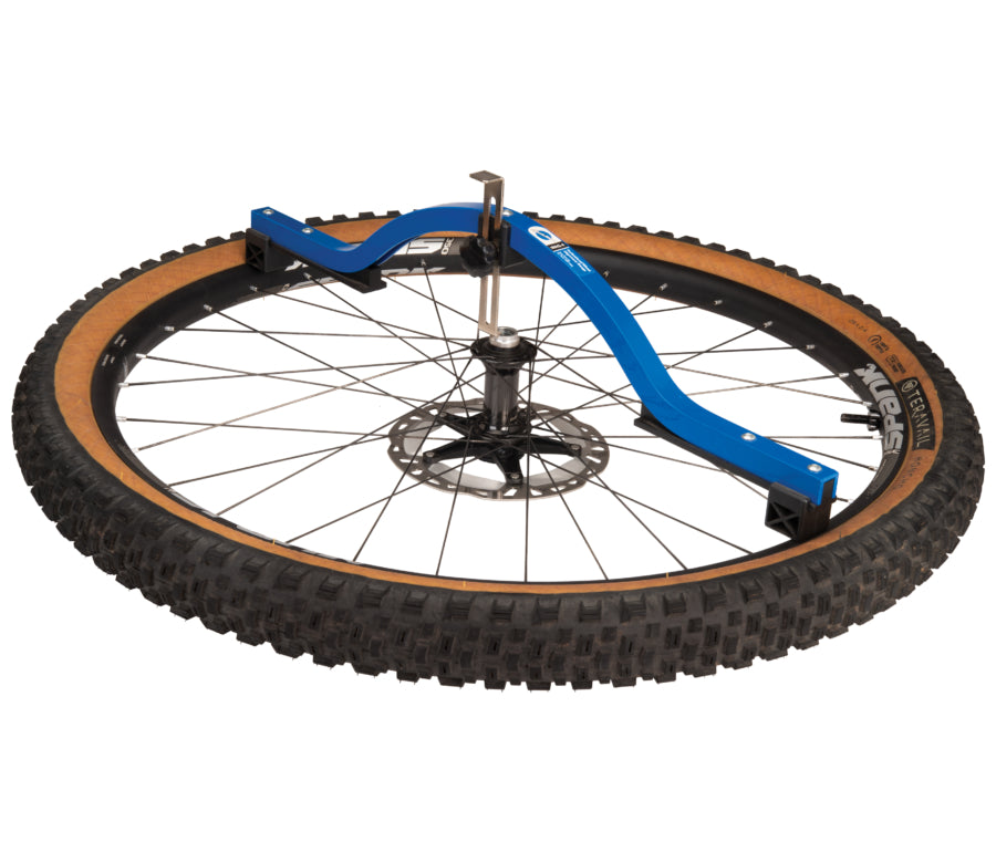 Park Tool WAG-4 midiendo el aparaguado de una rueda de MTB con freno de disco