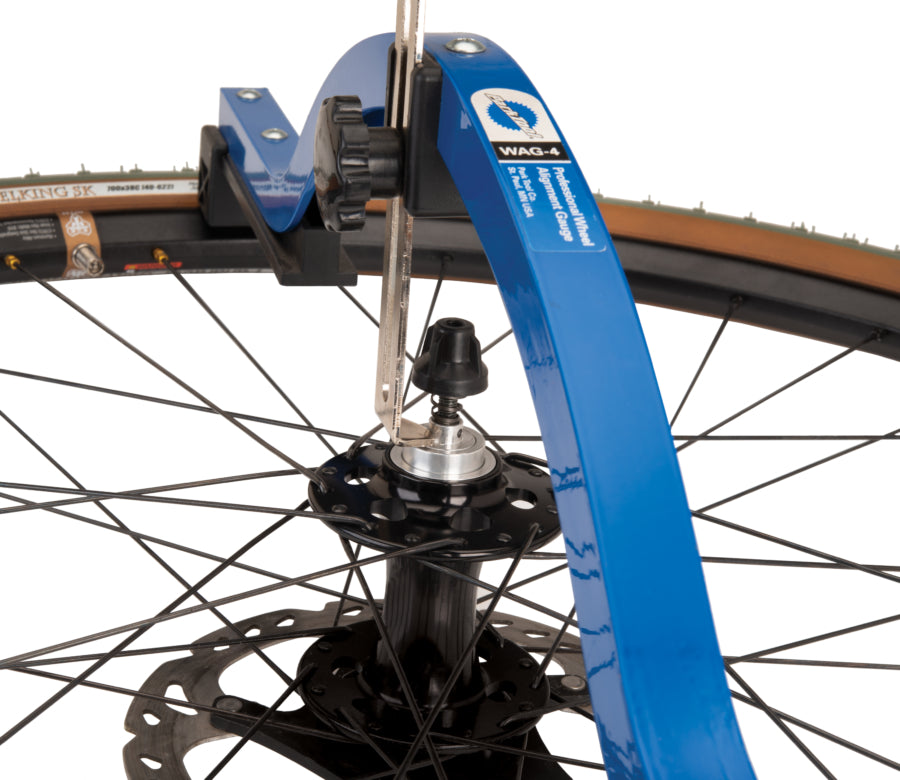 Park Tool WAG-4 apoyado en el borde exterior del eje