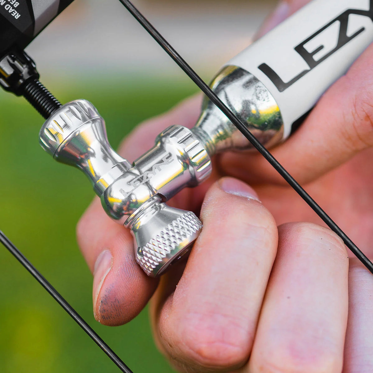 Inflador de CO2 LEZYNE CONTROL DRIVE + cartucho de CO2 roscado rojo