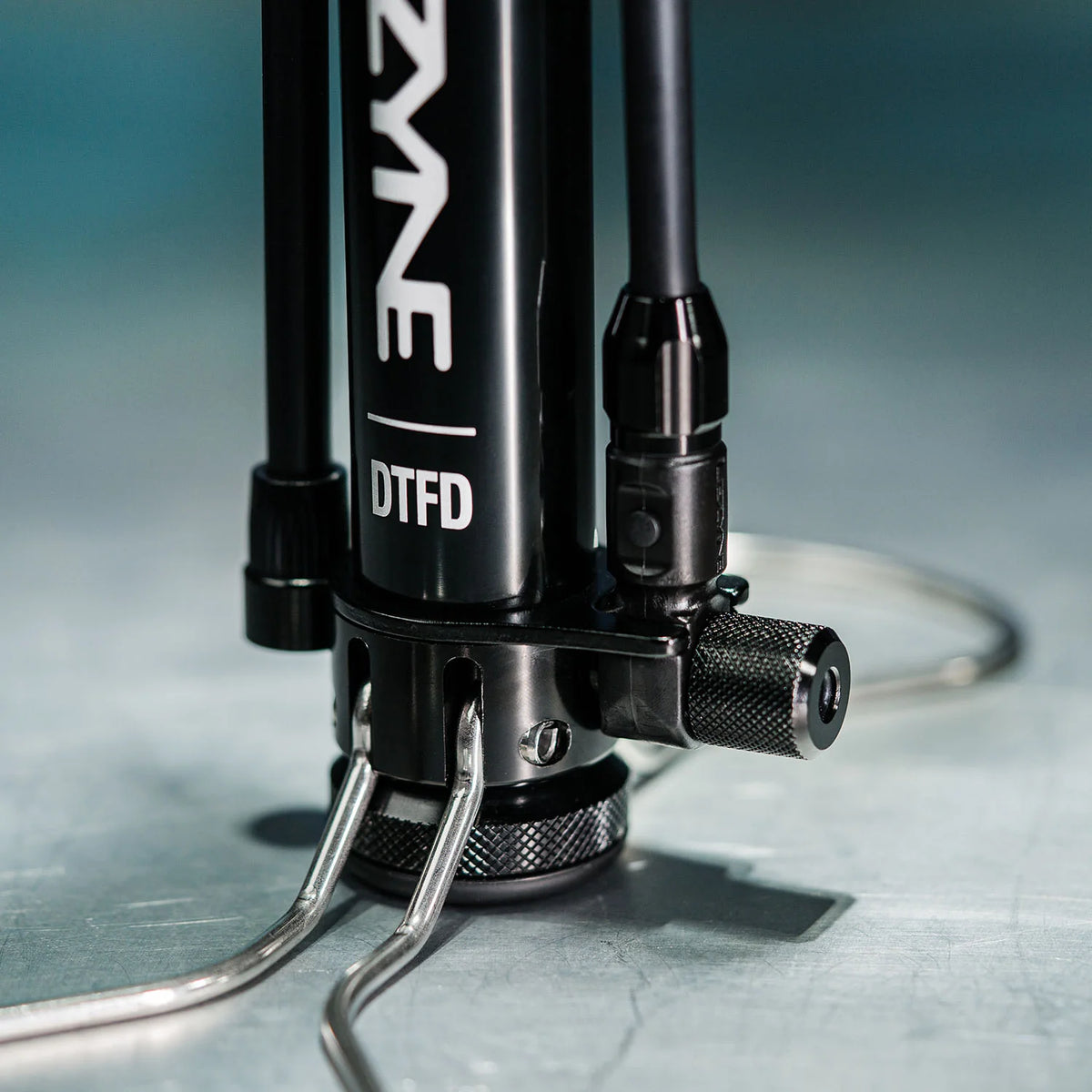 Bomba de pie LEZYNE DIGITAL TRAVEL FLOOR DRIVE negra