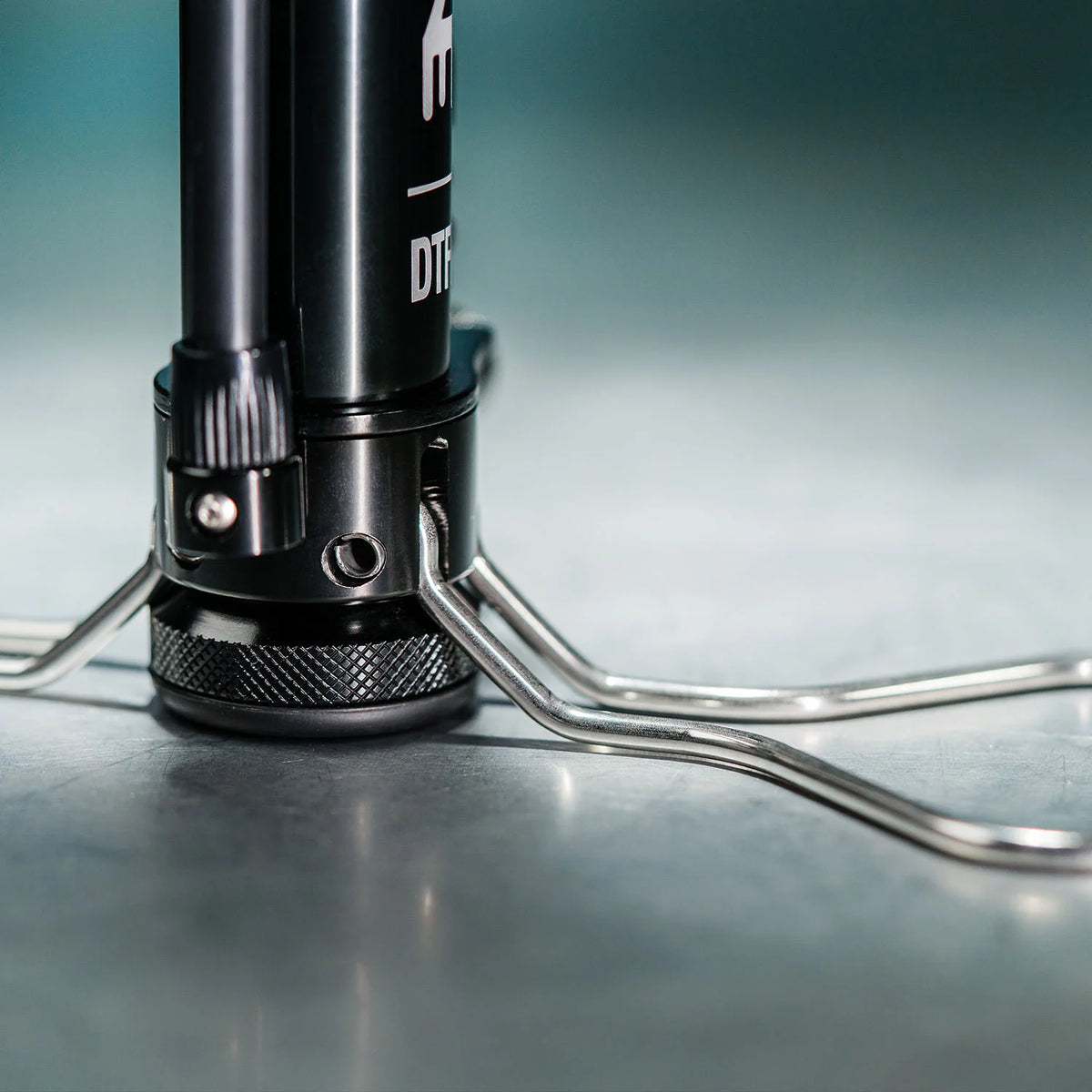 Bomba de pie LEZYNE DIGITAL TRAVEL FLOOR DRIVE negra