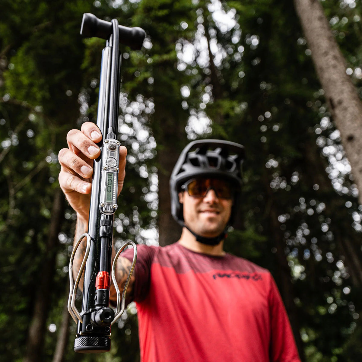 Bomba de pie LEZYNE DIGITAL TRAVEL FLOOR DRIVE negra
