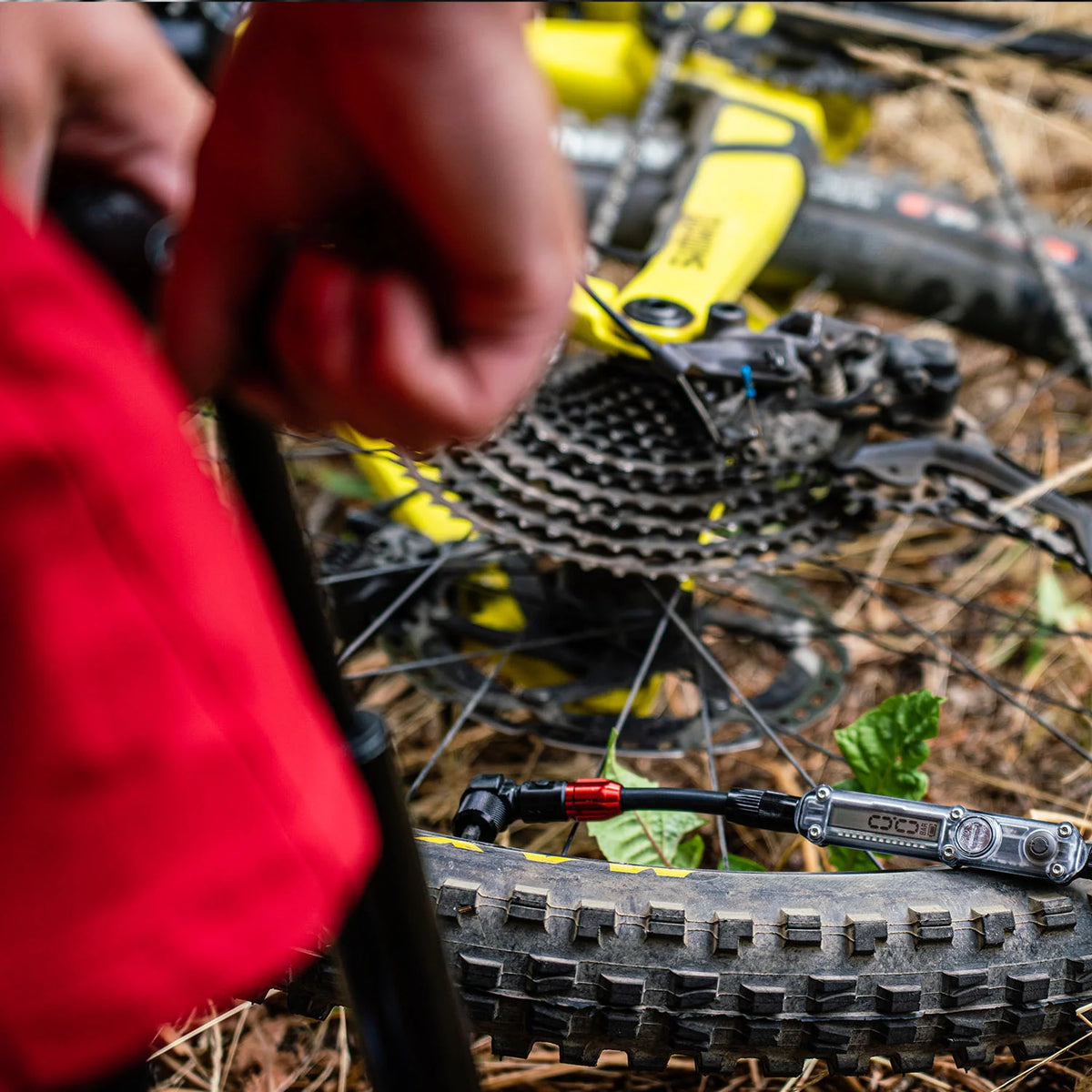 Bomba de pie LEZYNE DIGITAL TRAVEL FLOOR DRIVE negra