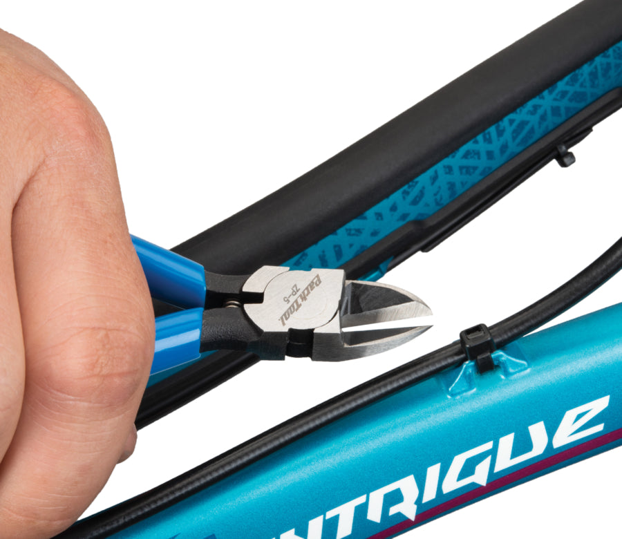 Park Tool ZP-5 cortando el extremo de una brida