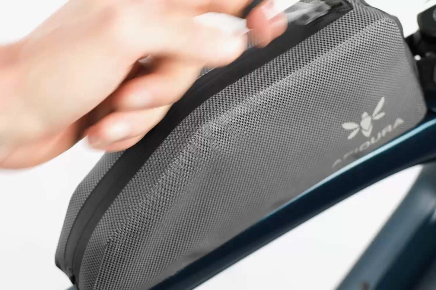 Bolsa de transporte APIDURA EXPEDITION BOLT ON TOP TUBE PACK 1 L Negro