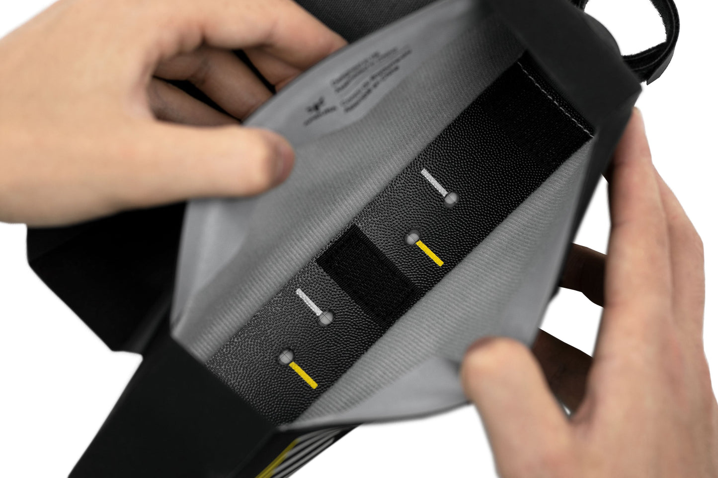 Bolsa para cuadro APIDURA RACING BOLT-ON TOP TUBE PACK 1 L Negro