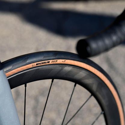 Neumático MICHELIN PRO 5 Línea Competición Tubeless Ready Classic beige