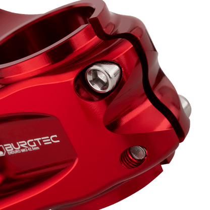 Potencia BURGTEC ENDURO MK3 roja — detalle de la sujeción del tubo de dirección