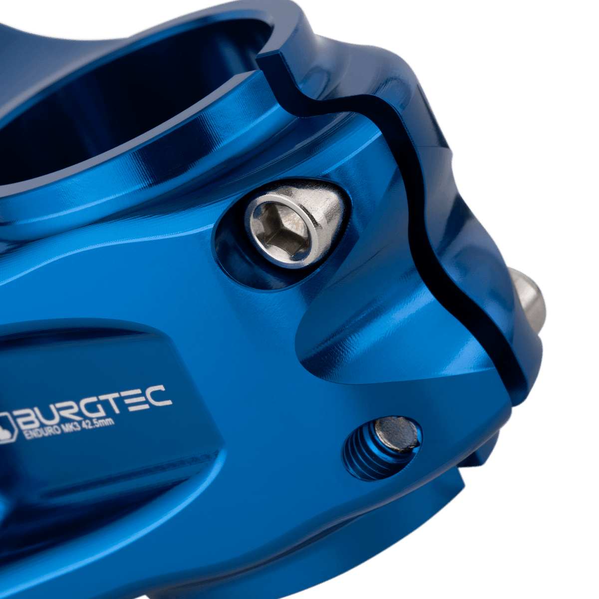 Potencia BURGTEC ENDURO MK3 azul — detalle de la sujeción del tubo de dirección