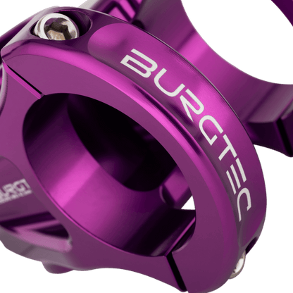 Potencia BURGTEC ENDURO MK3 violeta — detalle de la sujeción del manillar