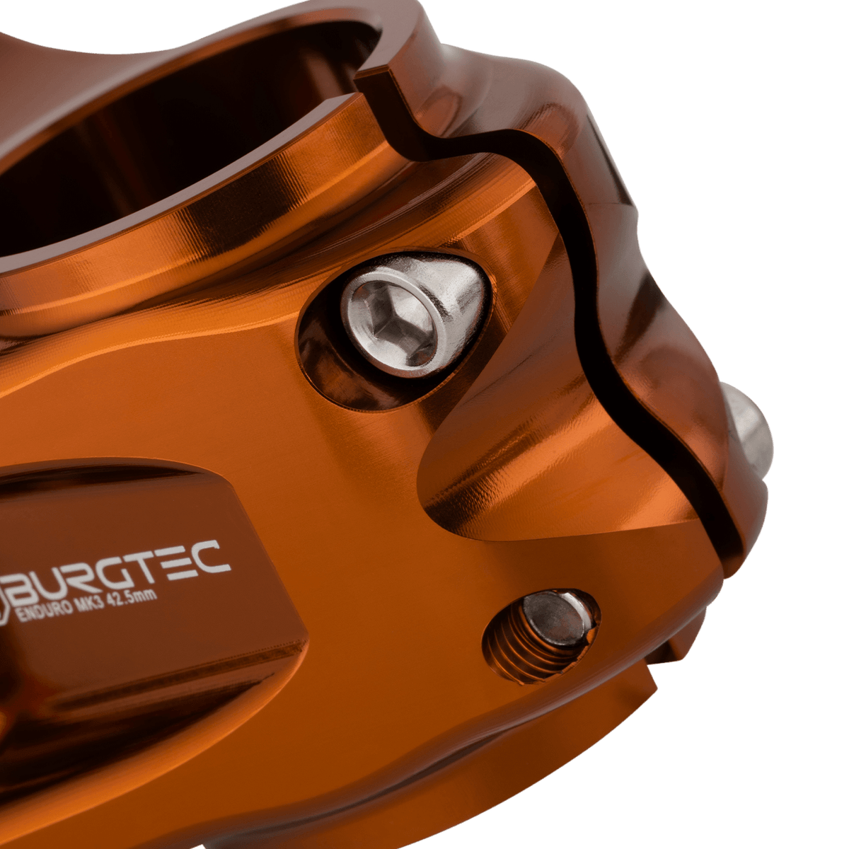 Potencia BURGTEC ENDURO MK3 bronce — detalle de la sujeción del tubo de dirección