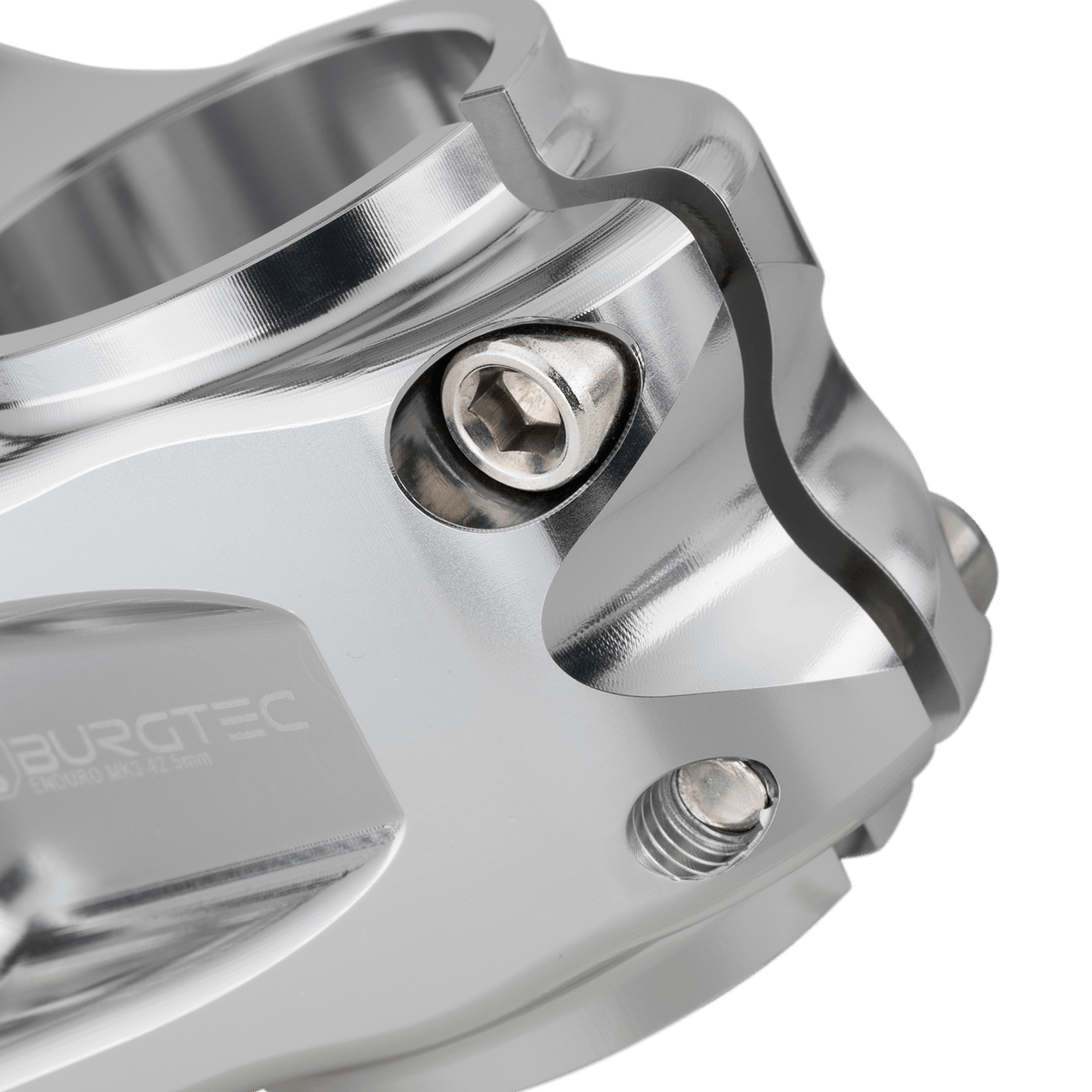 Potencia BURGTEC ENDURO MK3 plateada — detalle de la sujeción del tubo de dirección