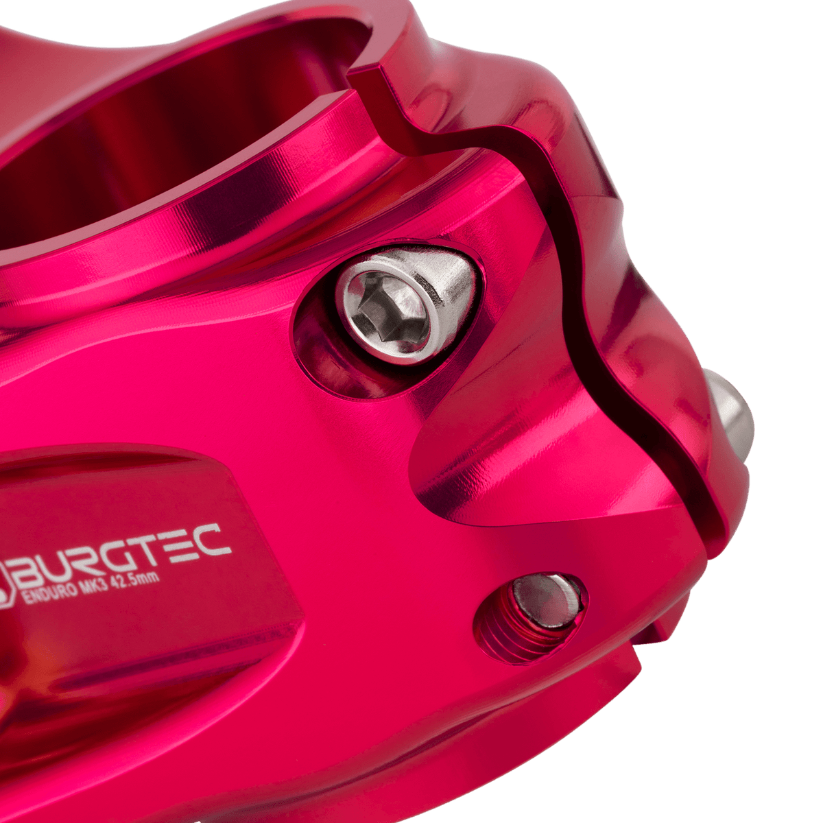 Potencia BURGTEC ENDURO MK3 rosa — detalle de la sujeción del tubo de dirección