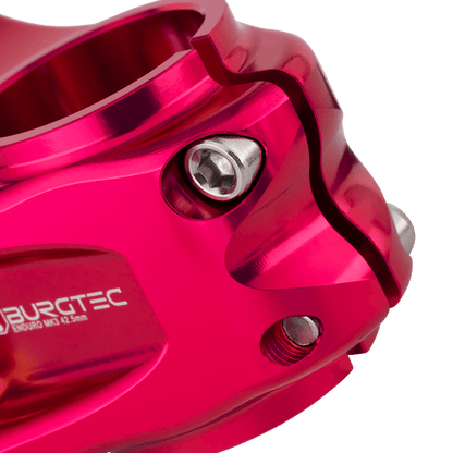 Potencia BURGTEC ENDURO MK3 rosa — detalle de la sujeción del tubo de dirección