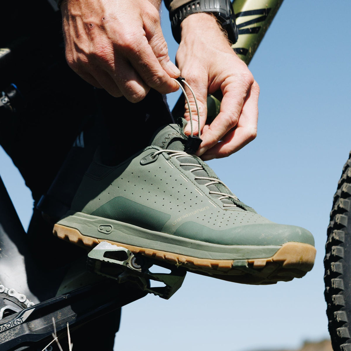 Zapatillas de MTB CRANKBROTHERS MALLET TRAIL SPEED LACE CLIP verdes/color arena — en uso