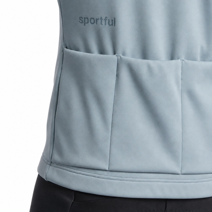 Chaqueta SPORTFUL CLASSIC 2 para mujer gris, bolsillos traseros sobre fondo blanco