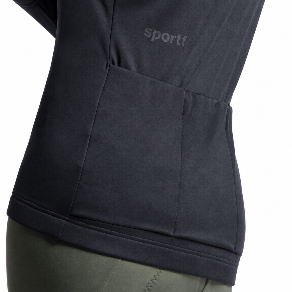 Chaqueta SPORTFUL CLASSIC 2 para mujer en negro, bolsillos traseros sobre fondo blanco