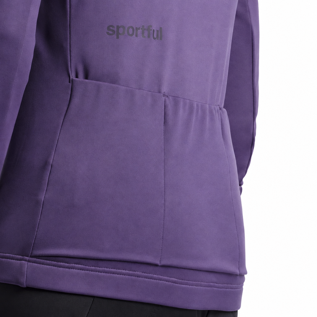 Chaqueta SPORTFUL CLASSIC 2 para mujer en violeta, bolsillos traseros sobre fondo blanco