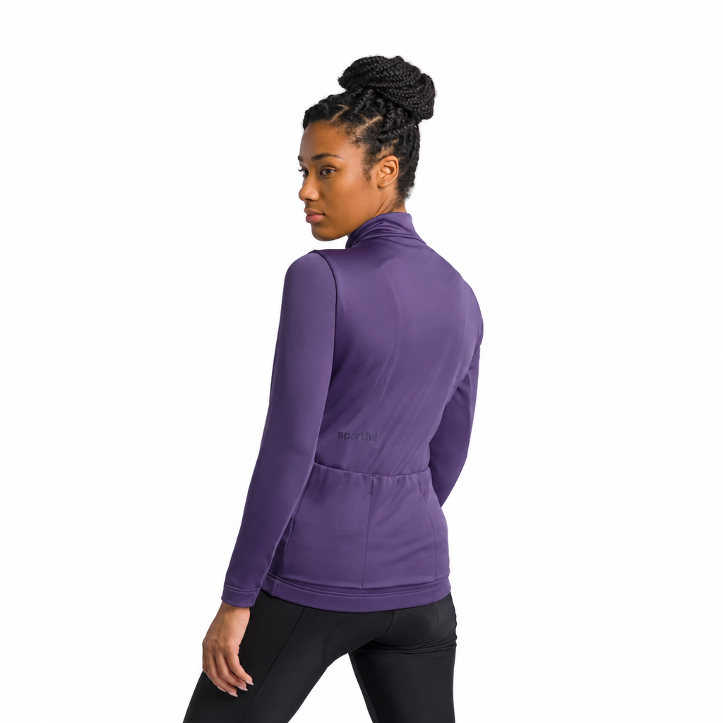 Chaqueta SPORTFUL CLASSIC 2 para mujer en violeta, vista trasera sobre fondo blanco