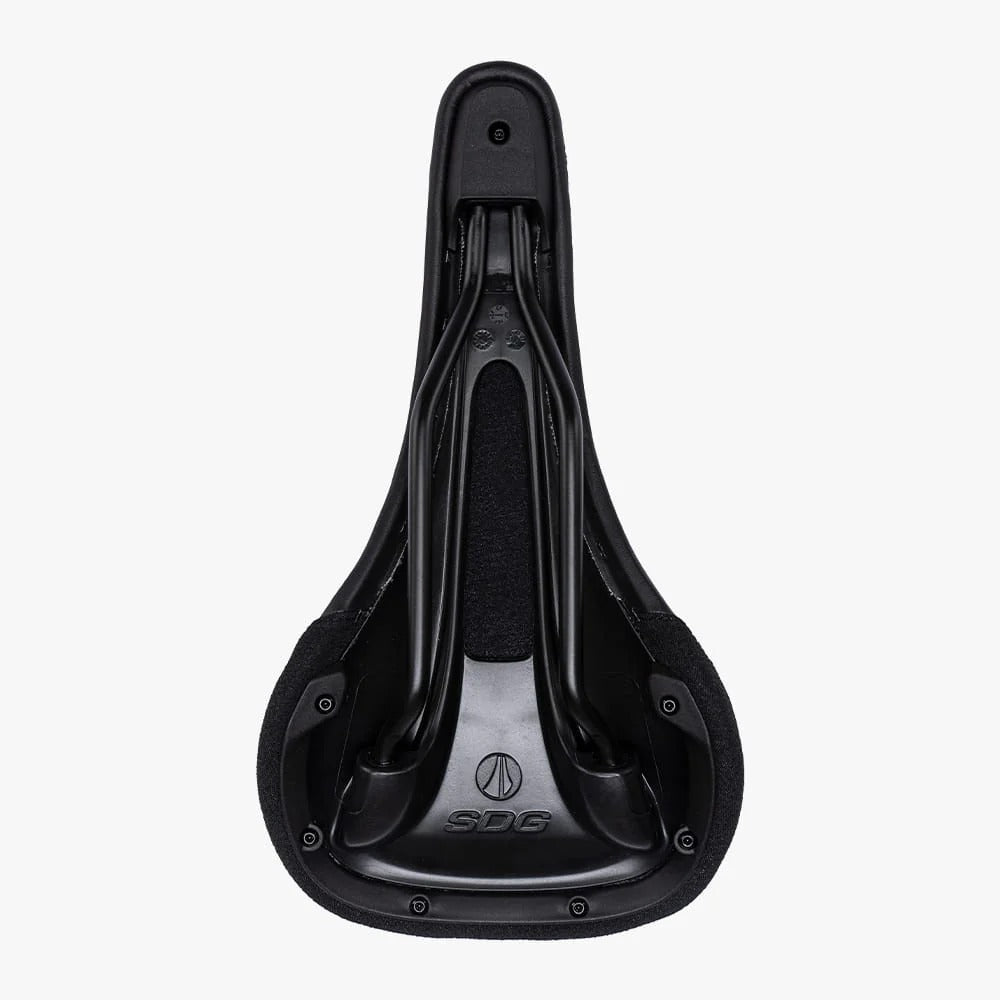Sillín SDG BEL-AIR V3 MAX con raíles Lux-Alloy, negro y dorado, con pespuntes