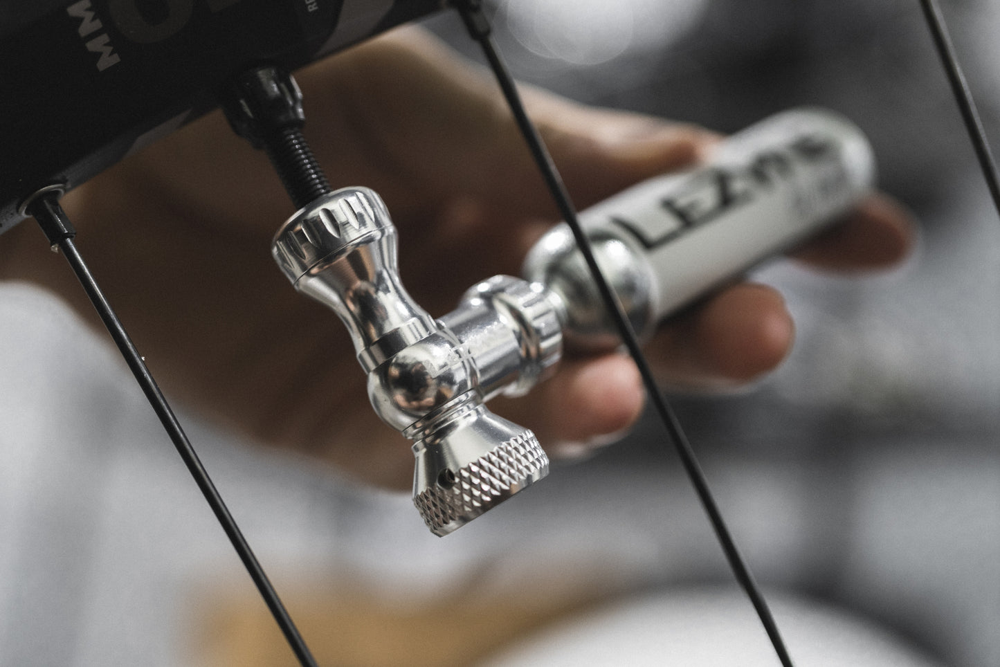 Injector de CO₂ LEZYNE CONTROL DRIVE + Cartucho de CO₂ roscado de 16 g (x1) Plata