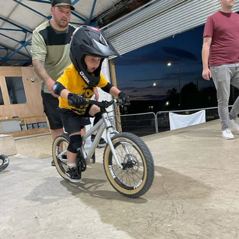 G-FORM LIL'G TODDLER Coderas y rodilleras infantiles Negro