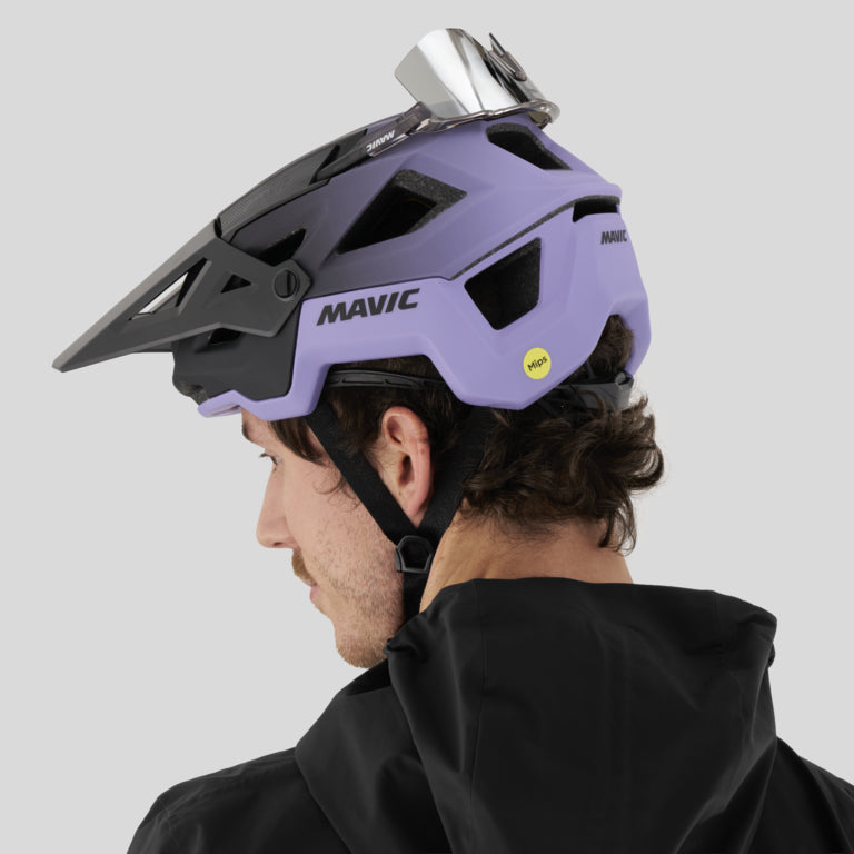 Casco de MTB MAVIC DEEMAX TRAIL negro/violeta - puesto, visto en tres cuartos desde atrás