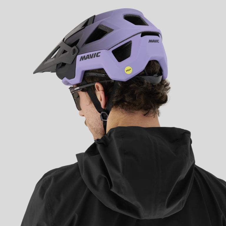 Casco de MTB MAVIC DEEMAX TRAIL negro/violeta - puesto, visto desde atrás