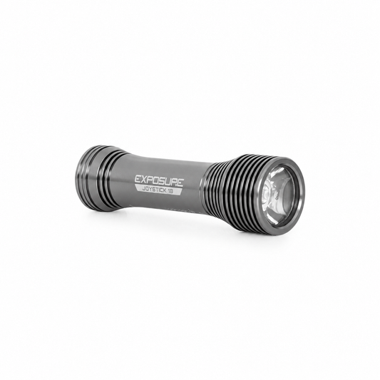 Luz delantera EXPOSURE LIGHTS JOYSTICK 18 con soporte para casco/manillar — vista del producto sobre fondo blanco