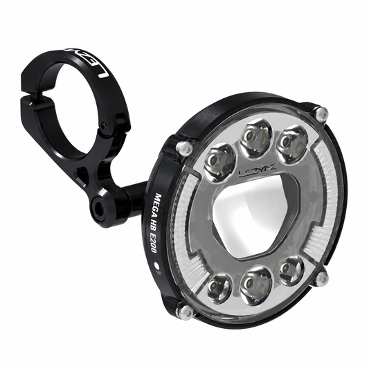 Luz delantera LEZYNE LED MEGA HB E2000 E-BIKE STVZO — vista del producto sobre fondo blanco