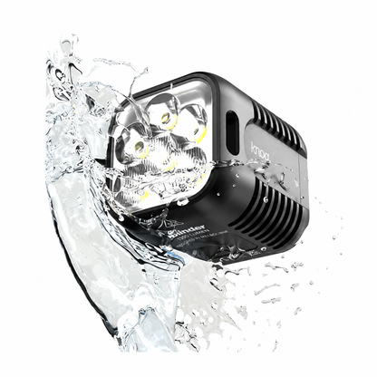 Luz delantera KNOG BLINDER E 1300 — imagen del fabricante con salpicaduras de agua