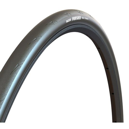 Neumático MAXXIS PURSUER negro — vista de tres cuartos sobre fondo blanco