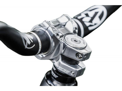 Potencia REVERSE COMPONENTS BLACK ONE D-2 Titanium plateada — vista en tres cuartos montada en la bicicleta