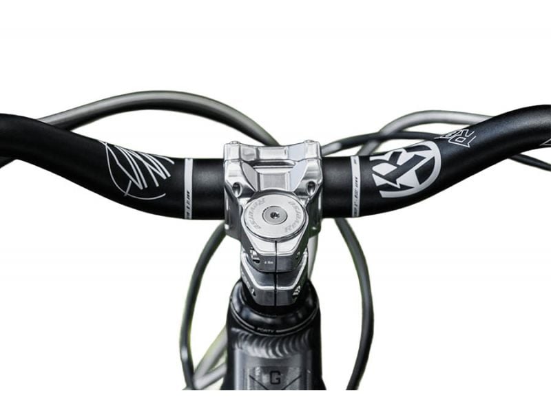 Potencia REVERSE COMPONENTS BLACK ONE D-2 Titanium plateada — vista superior montada en la bicicleta