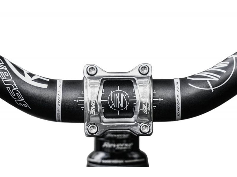 Potencia REVERSE COMPONENTS BLACK ONE D-2 Titanium plateada — vista frontal montada en la bicicleta